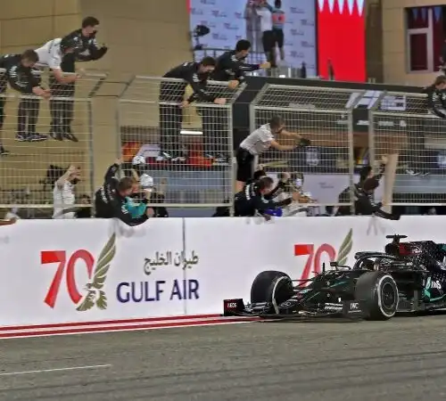 F1: Hamilton vince in Bahrain dopo la grande paura