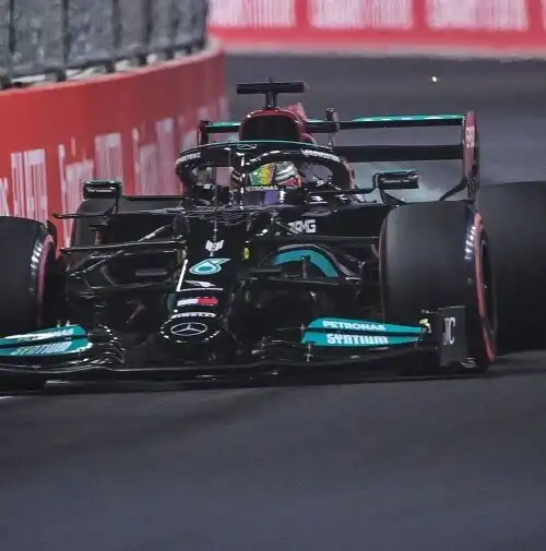 F1, Gp Arabia Saudita: pole di Hamilton, Verstappen a muro. Ottimo Leclerc