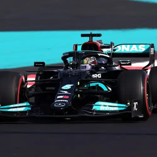 F1, Lewis Hamilton è il migliore del venerdì di Abu Dhabi. Quarto Max Verstappen