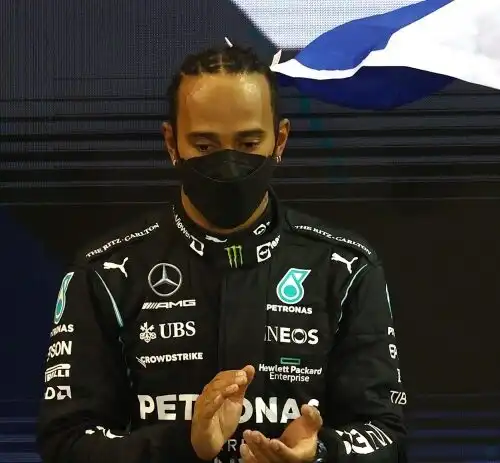 Lewis Hamilton resta in silenzio, Stefano Domenicali lo stuzzica