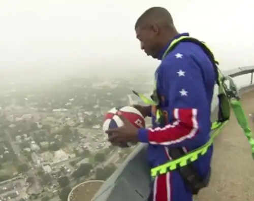 Incredibile canestro dalla cima della torre per gli Harlem Globetrotters