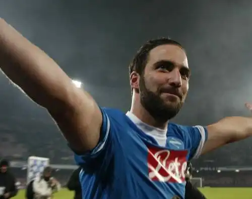 Il Pipita come Maradona sotto la curva