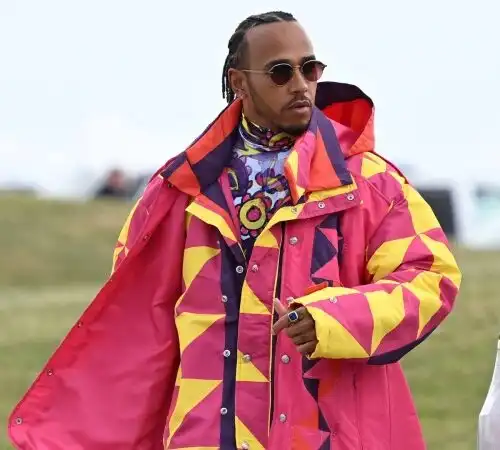 Il solito Lewis Hamilton: le foto del bizzarro abbigliamento di Silverstone