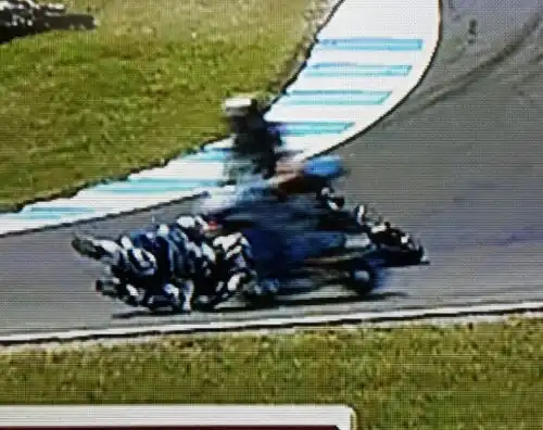 Caduta horror in Moto3: pilota investito