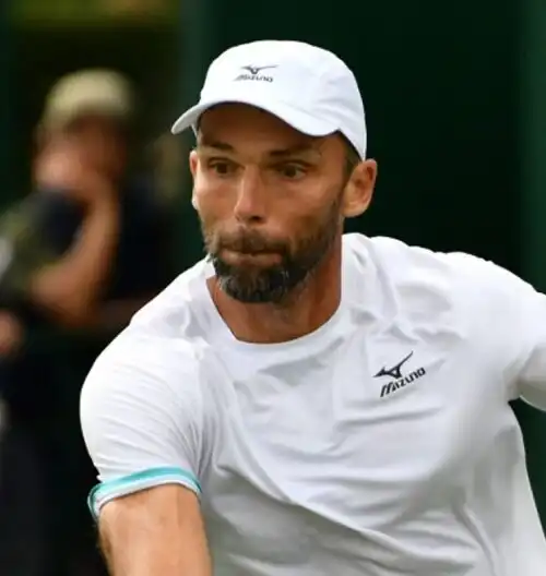 Nonno Karlovic dà tre sculacciate ad Arnaboldi