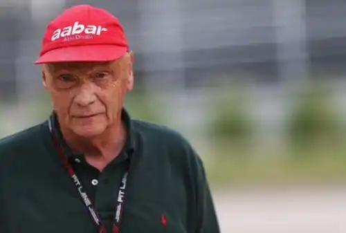 Lauda: “La Ferrari ha buttato via il titolo”