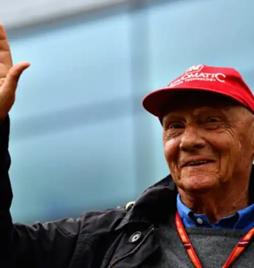 Niki Lauda: l’ultimo viaggio con la tuta della Ferrari