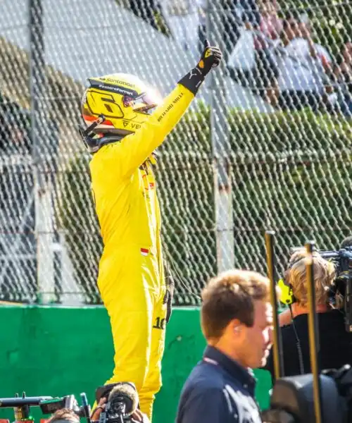 Leclerc, esultanza particolare dopo la pole a Monza: le foto