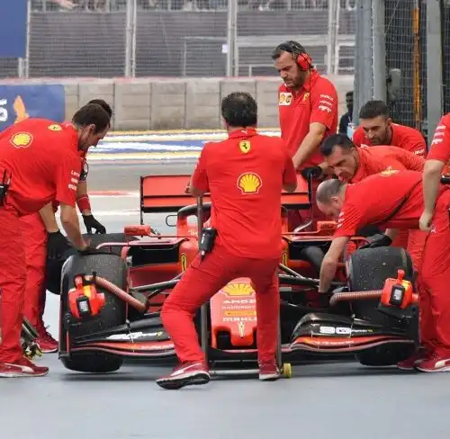 Singapore, subito guai per Leclerc