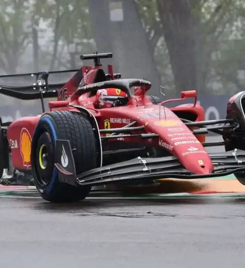 Imola, le Ferrari splendono subito sotto la pioggia