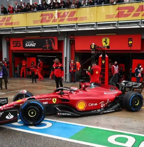 F1, partenza choc della Ferrari a Imola: Leclerc male, Sainz già ko