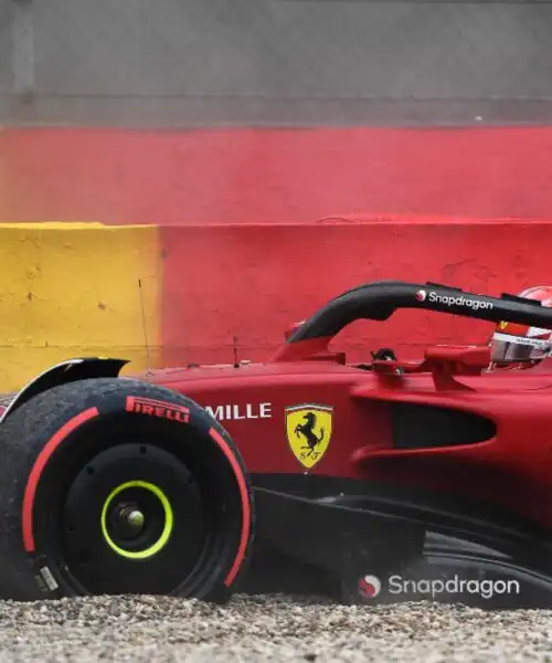 F1, Charles Leclerc settimo e nella ghiaia nelle libere: “Sbaglio io?”