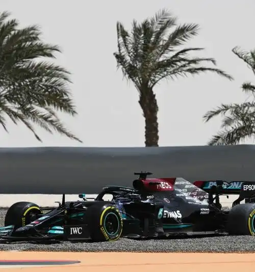 Lewis Hamilton insabbiato in Bahrain, le foto