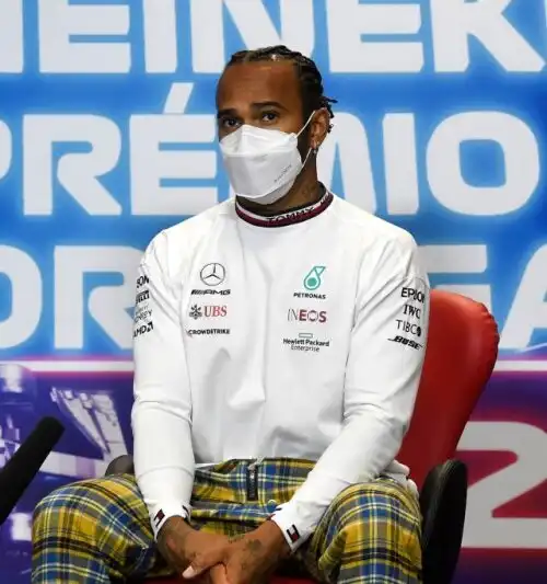 Lewis Hamilton resta in silenzio per protesta