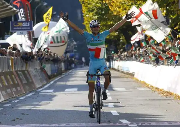 Il messinese ha trionfato nel Giro di Lombardia 2015, 245 km da Bergamo a Como.  Per il vincitore del Tour de France del 2014 si tratta della prima classica Monumento.