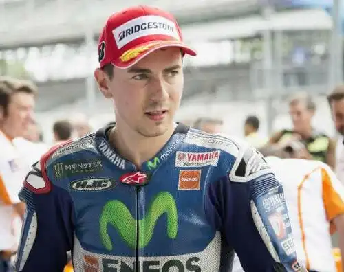 Lorenzo perde il controllo coi tifosi di Rossi