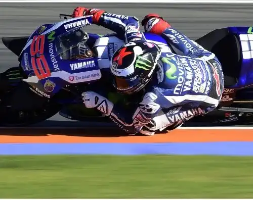 Lorenzo concede il bis, Rossi in ritardo