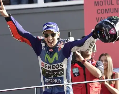 Lorenzo vince l’ultima in Yamaha, Rossi quarto