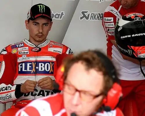 Lorenzo insegue la Yamaha: “E’ preoccupato”