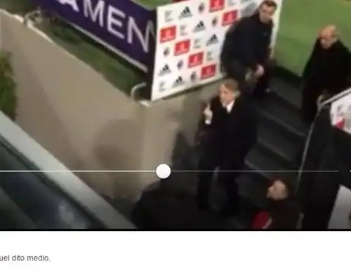 Mancini, dito medio ai milanisti