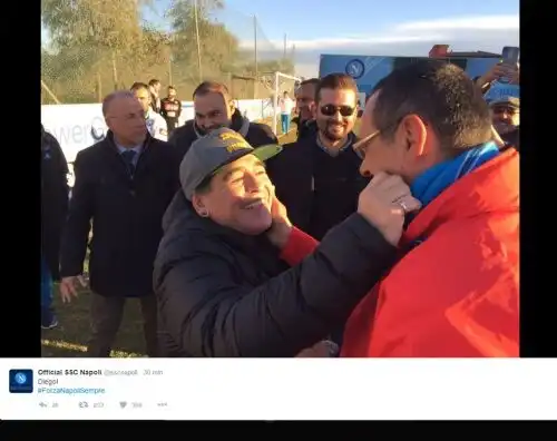 Maradona abbraccia Sarri a Castel Volturno