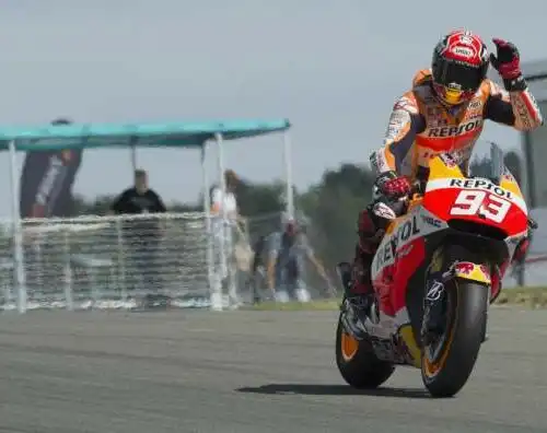 Marquez saluta tutti: pole. Rossi 4°