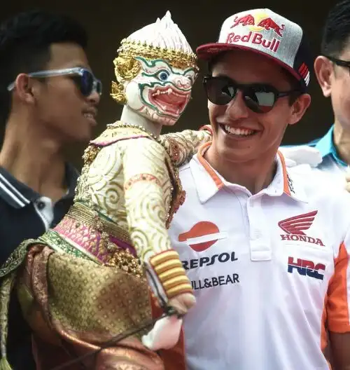 Marquez fraternizza in Thailandia