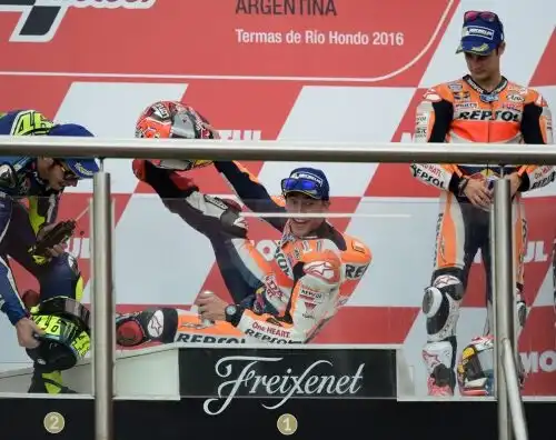 Marquez a gambe all’aria sul podio