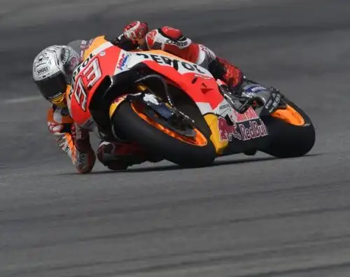 Marc Marquez studia la situazione