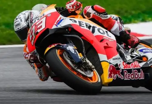 Marquez mette in fila le Ducati, Rossi settimo