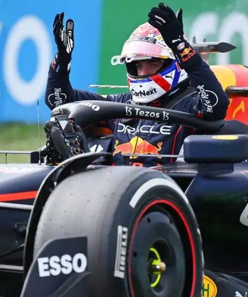 Max Verstappen stizzito: la sua Red Bull va in panne. Le foto