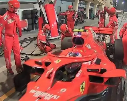 Raikkonen travolge un meccanico Ferrari