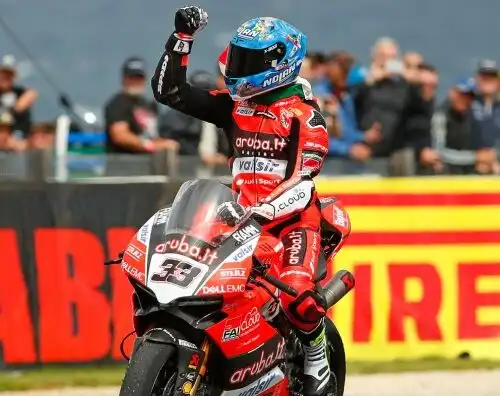 Melandri e Ducati aprono la SBK con un trionfo