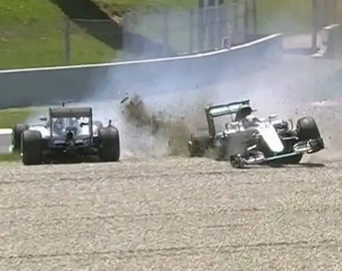 Suicidio Mercedes: Hamilton-Rosberg out