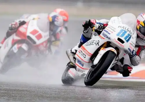 Moto3, prima vittoria per McPhee