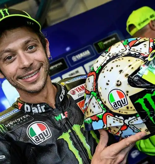 Valentino Rossi e un casco ‘culinario’