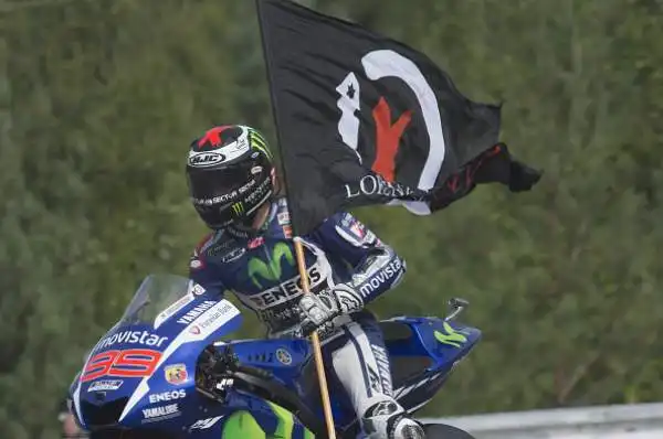 Brno: Lorenzo vince e agguanta Rossi. Il maiorchino scappa e corre in solitaria davanti a Marquez. Terzo il ‘Dottore’. Iannone sotto al podio.