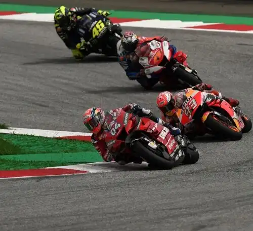 Dovizioso beffa Marquez all’ultima curva