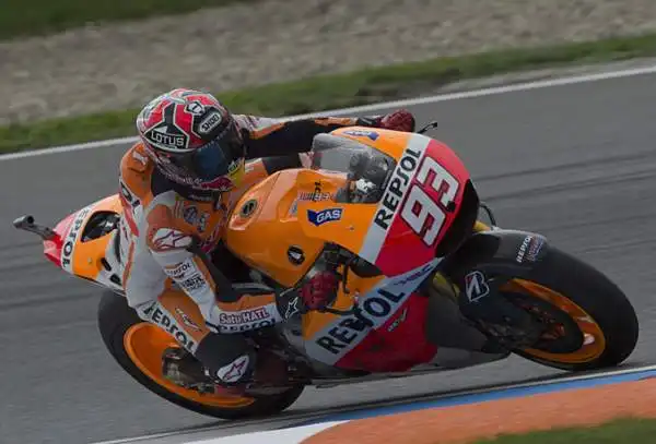 Pole position per Marquez in Repubblica Ceca davanti a Dovizioso e a Iannone. Per lo spagnolo è la nona pole stagionale, sfortunato Rossi che cade, si fa male ad un mignolo, ed è soltanto settimo.