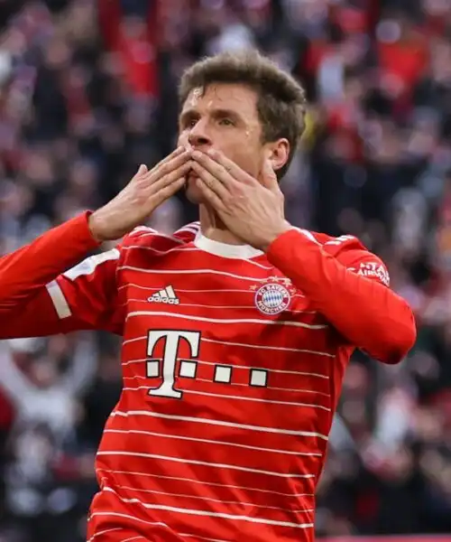 Il Bayern Monaco fa un regalo a Thomas Müller. Le foto