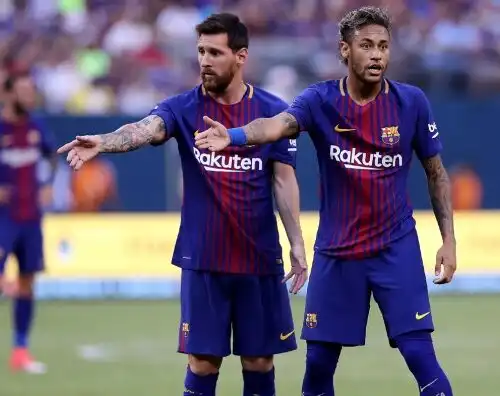 Lionel Messi saluta Neymar