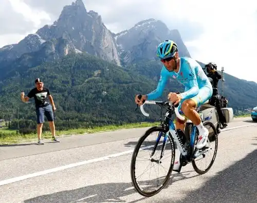 Nibali tradito dalla bici, Kruijswijk va in fuga