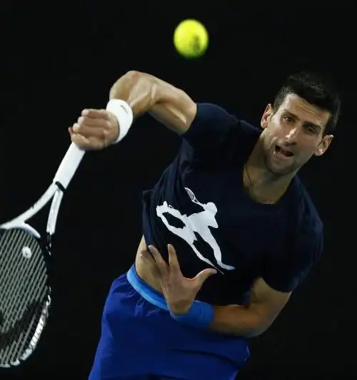 Novak Djokovic si allena ma è spalle al muro: le foto