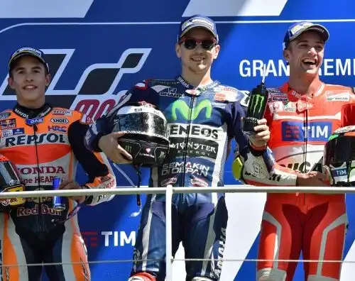 Lorenzo doma Marquez in volata, Rossi fuori