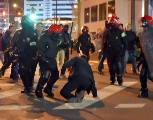 Scontri a Bilbao: muore un poliziotto