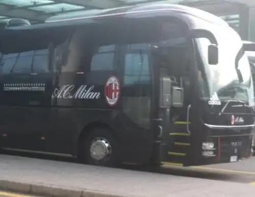 Sassi e uova contro il pullman del Milan