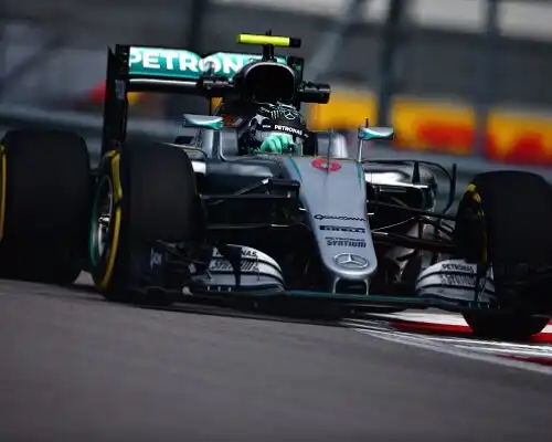 Rosberg domina, Vettel a un secondo