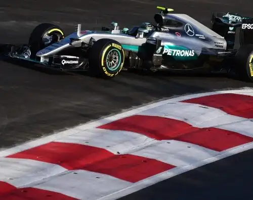 Rosberg fermo, Hamilton sul velluto