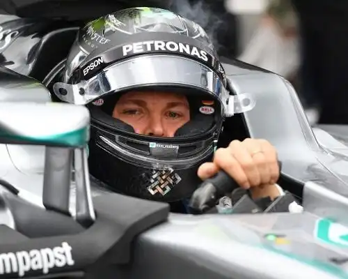 Rosberg penalizzato, è terzo