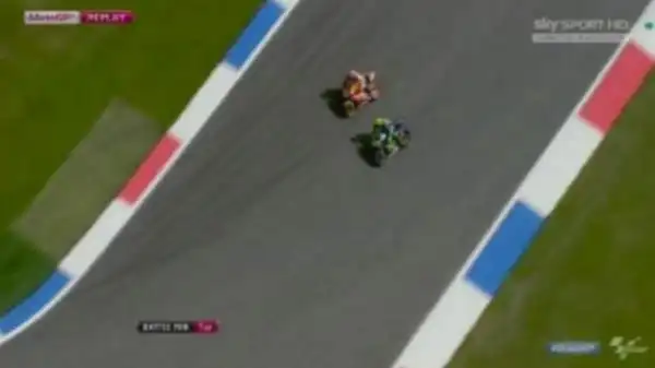All'ultima chicane prima del traguardo di Assen, Marquez all'interno tira una sportellata a Rossi, che va dritto, taglia la curva e vince.
